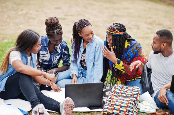 Kelompok lima african mahasiswa menghabiskan waktu bersama-sama — Stok Foto