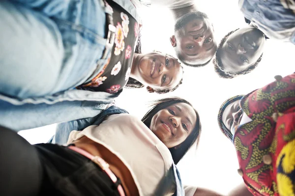 Grupp bestående av fem afrikanska collegestudenter som spenderar tid tillsammans på — Stockfoto