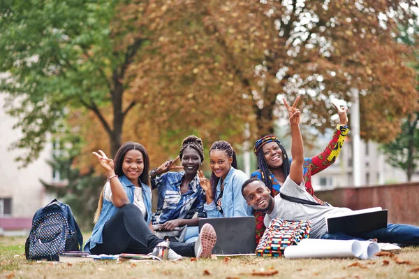 Gruppe von fünf afrikanischen College-Studenten verbringen Zeit zusammen auf — Stockfoto