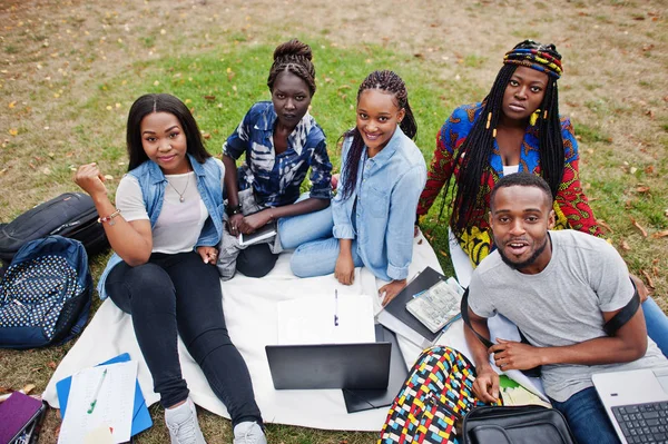 Gruppo di cinque studenti universitari africani che trascorrono del tempo insieme — Foto Stock