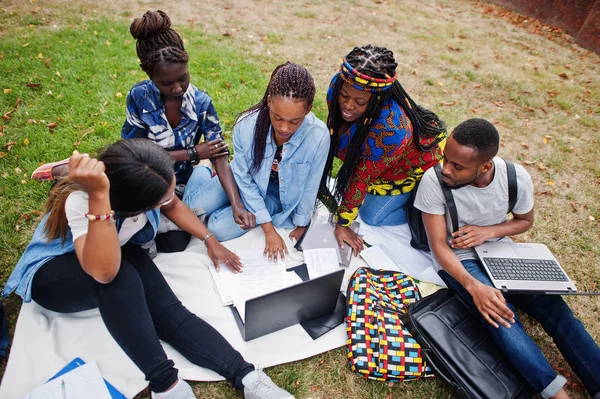 Група з п'яти африканських студентів, які проводять час разом — стокове фото