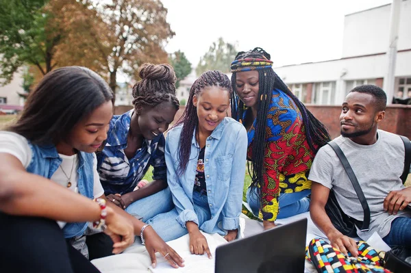 Skupina pěti afrických vysokoškolských studentů tráví čas společně na — Stock fotografie