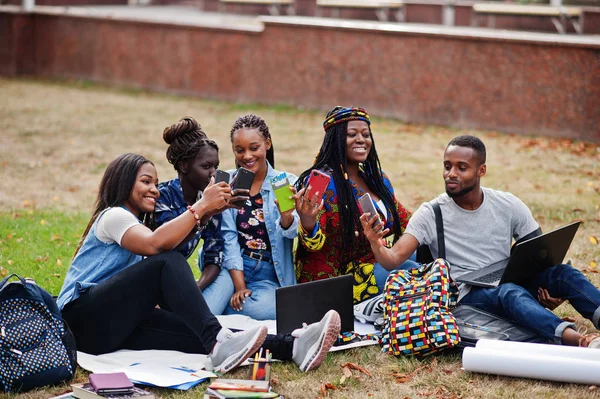 Ομάδα πέντε Αφρικανών φοιτητών που περνούν χρόνο μαζί στο — Φωτογραφία Αρχείου