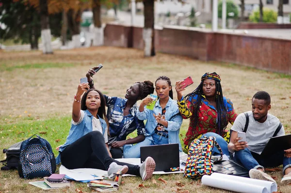 Skupina pěti afrických vysokoškolských studentů tráví čas společně na — Stock fotografie