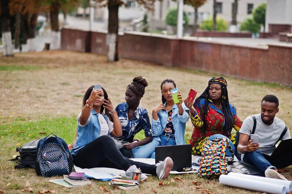 Groep van vijf Afrikaanse studenten die samen tijd doorbrengen op — Stockfoto