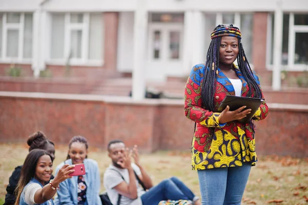 Skupina pěti afrických vysokoškolských studentů tráví čas společně na — Stock fotografie