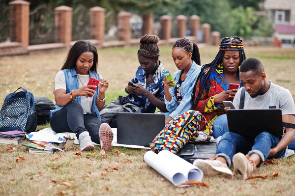 Groep van vijf Afrikaanse studenten die samen tijd doorbrengen op — Stockfoto