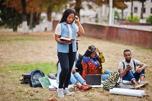 Gruppe von fünf afrikanischen College-Studenten verbringen Zeit zusammen auf — Stockfoto