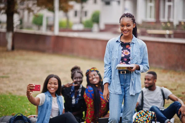 Grupo de cinco estudantes universitários africanos que passam tempo juntos em — Fotografia de Stock