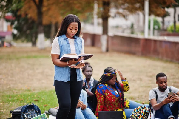 Groep van vijf Afrikaanse studenten die samen tijd doorbrengen op — Stockfoto