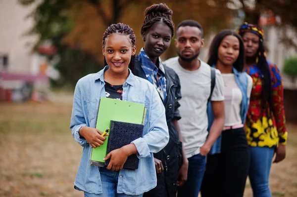 Řádek skupiny pět afrických vysokoškoláků tráví čas spolu — Stock fotografie