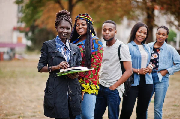 Ряд п'яти африканських студентів коледжу проводять час — стокове фото