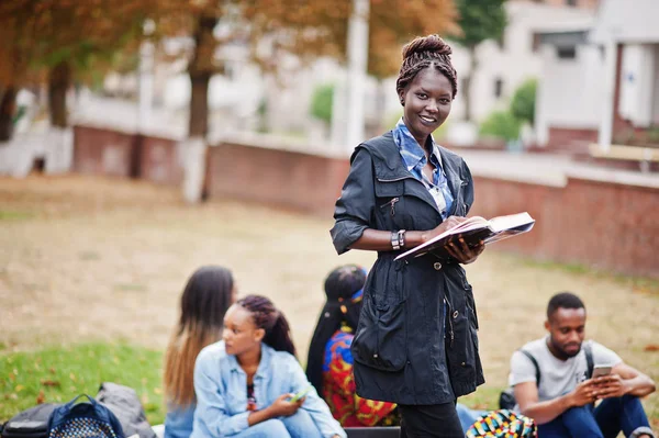 Skupina pěti afrických vysokoškolských studentů tráví čas společně na — Stock fotografie