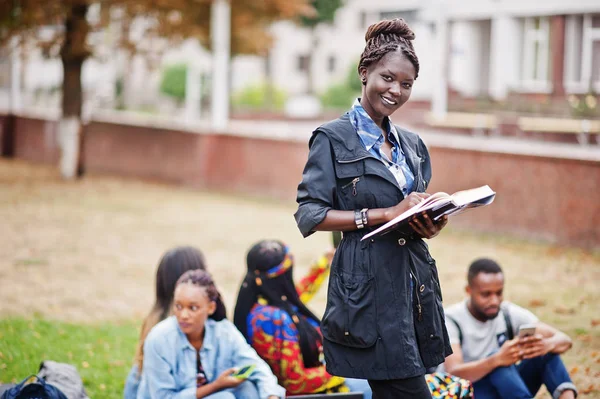 Skupina pěti afrických vysokoškolských studentů tráví čas společně na — Stock fotografie