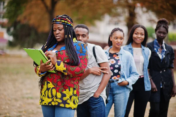 Řádek skupiny pět afrických vysokoškoláků tráví čas spolu — Stock fotografie