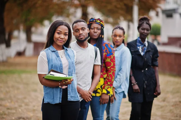 Gruppe fünf afrikanische College-Studenten verbringen Zeit miteinander — Stockfoto