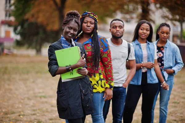 Gruppe fünf afrikanische College-Studenten verbringen Zeit miteinander — Stockfoto