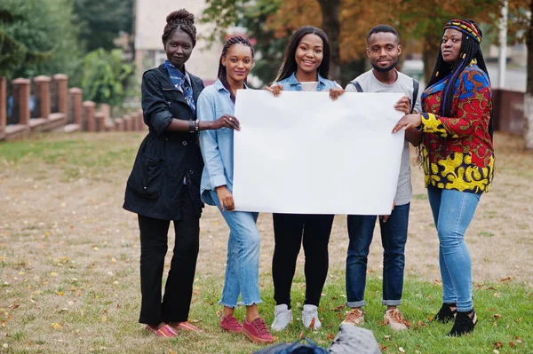 Kelompok dari lima mahasiswa Afrika di kampus di universitas — Stok Foto
