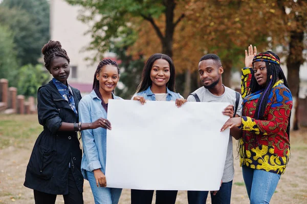 Kelompok dari lima mahasiswa Afrika di kampus di universitas — Stok Foto
