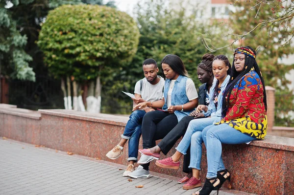 Groep van vijf Afrikaanse studenten die samen tijd doorbrengen op — Stockfoto