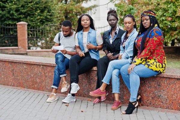 Öt afrikai főiskolai hallgatóból álló csoport, akik együtt töltik az időt — Stock Fotó