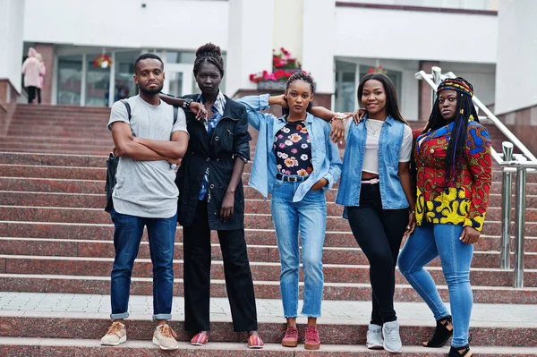 Grupp bestående av fem afrikanska collegestudenter som spenderar tid tillsammans på — Stockfoto