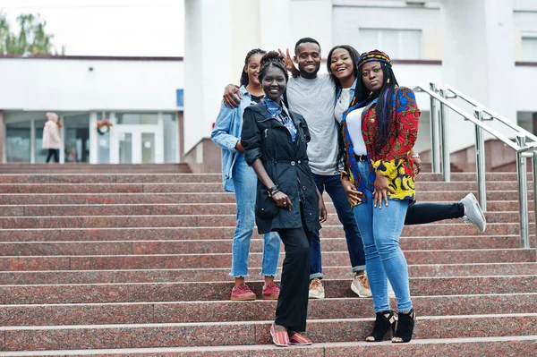 Kelompok lima african mahasiswa menghabiskan waktu bersama-sama — Stok Foto