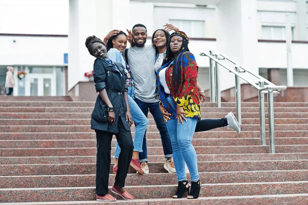 Öt afrikai főiskolai hallgatóból álló csoport, akik együtt töltik az időt — Stock Fotó