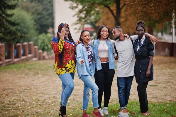 Baris mahasiswa kelas lima afrika menghabiskan waktu bersama — Stok Foto