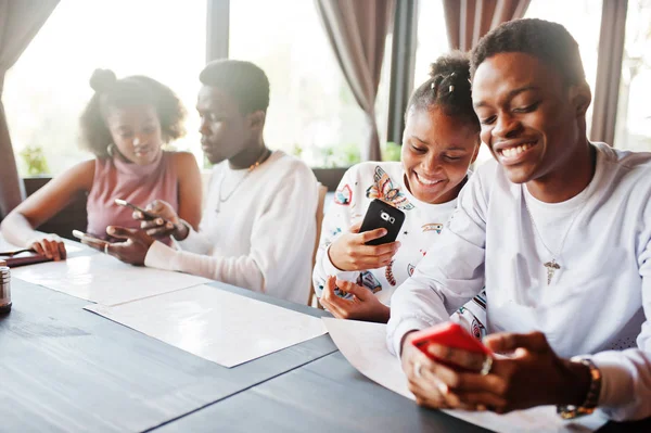 Happy african friends sitting and chatting in cafe. Group of bla — Stock Photo, Image