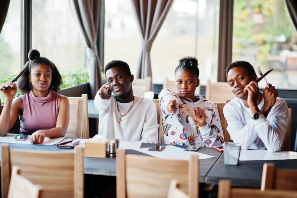 Šťastní afričtí přátelé sedí a povídají si v kavárně. Skupina bla — Stock fotografie
