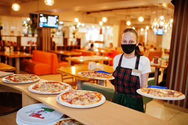 Serveur Dans Masque Protection Tenir Pizza Dans Pizzeria — Photo
