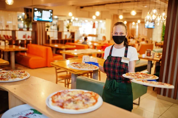 Serveur Dans Masque Protection Tenir Pizza Dans Pizzeria — Photo