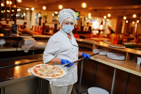 Ekspres Pizzy Masce Ochronnej Pracujący Pizzerii — Zdjęcie stockowe