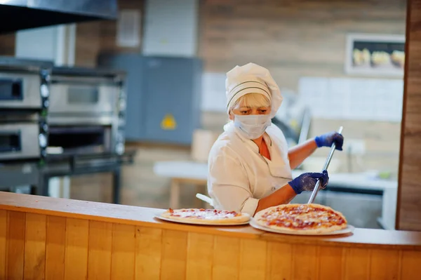 Pizza Maker Masque Protection Travaillant Dans Pizzeria — Photo
