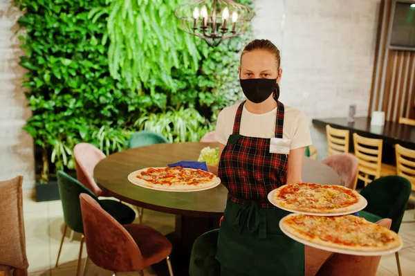 Kelner Masce Ochronnej Trzyma Pizzę Pizzerii — Zdjęcie stockowe