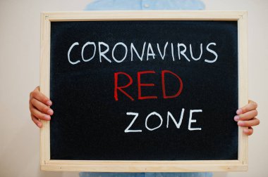Kırmızı bölge. Coronavirus konsepti. Çocuk tahtaya yazı yazmış..