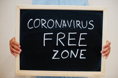 Serbest bölge. Coronavirus konsepti. Çocuk tahtaya yazı yazmış..
