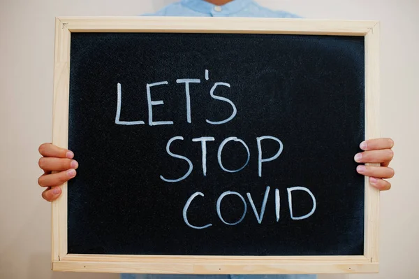 Fermiamo Covid Concetto Coronavirus Ragazzo Tenere Iscrizione Sul Bordo — Foto Stock