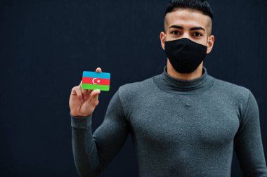 Gri balıkçı yaka ve siyah yüzlü koruma maskeli Ortadoğulu adam Azerbaycan bayrağını izole etti.