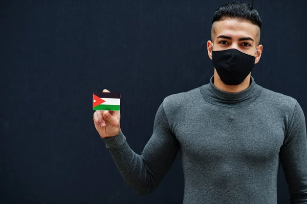 Близькосхідний Чоловік Сірій Білизні Чорній Масках Показує Прапор Йорданії Ізольований — стокове фото