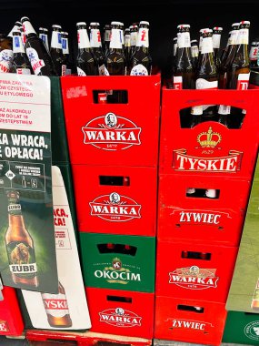 Tyczyn, Polonya - 22 Ağustos 2025: Organize bir perakende ortamında gösterilen canlı sandıklarda çeşitli bira markaları