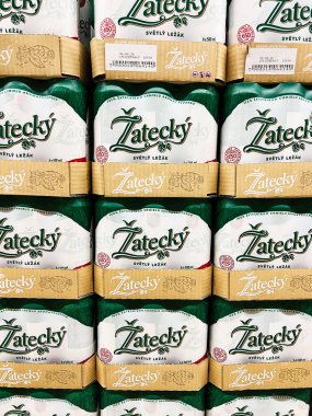 Tyczyn, Polonya - 22 Ağustos 2025: Birkaç paket Zatecky bira çok renkli bir düzenleme ile organize edildi