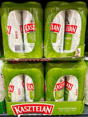 Tyczyn, Polonya - 22 Ağustos 2025: Yeşil ambalajlı Kasztelan birası satılığa çıkarıldı ve cazip bir şekilde sunuldu.