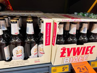 Tyczyn, Polonya - 22 Ağustos 2025: Zywiec Biale şişelenmiş bira koleksiyonu görünür fiyatlar ve indirimlerle birlikte kutular halinde düzenlendi