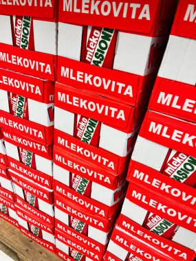 Rzeszow, Polonya - 22 Ağustos 2025: Paletin üzerinde kalın Mlekovita damgalı kutulara yakından bakın