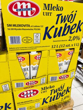 Rzeszow, Polonya - 22 Ağustos 2025: Bir süpermarket rafında sergilenen kutulu UHT Mlekovita süt kutularının yakın çekimi