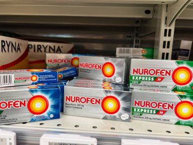 Rzeszow, Polonya - 22 Ağustos 2025: Nurofen Express kutuları ibuprofen tabanlı ağrı kesici içeren eczane raflarına dizildi.