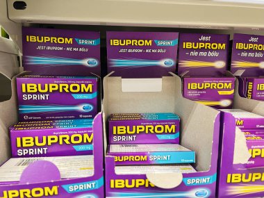 Rzeszow, Polonya - 22 Ağustos 2025: Raftaki ibuprofen kutularının seçimi, ecza ürünleri ambalajını vurguluyor