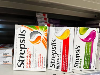 Rzeszow, Polonya - 22 Ağustos 2025: Gırtlak bakımı için kutulanmış Strepsils ürünlerinin yakın çekimi